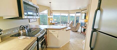 冷蔵庫、電子レンジ、オーブン、コンロ