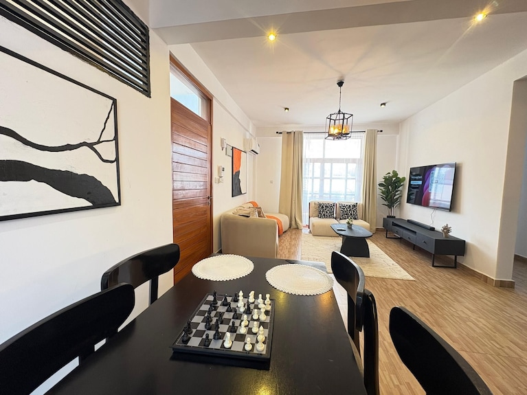Stylish Spacious 2br, Private Parking With 24/7 Security - 다르에스살람