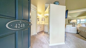 1 bedroom, desk, free WiFi, bed sheets - Hotel-Style, Queen Bed, Second Floor Condo 424B (Bend)
