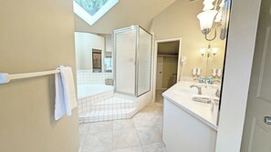Douche, baignoire à remous, séchoir à cheveux, serviettes fournies