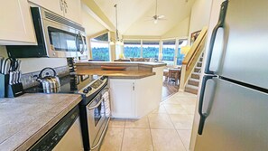 Kjøleskap, mikrobølgeovn, ovn og kokeplater