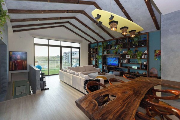 Smart TV, libros, oficina, impresora