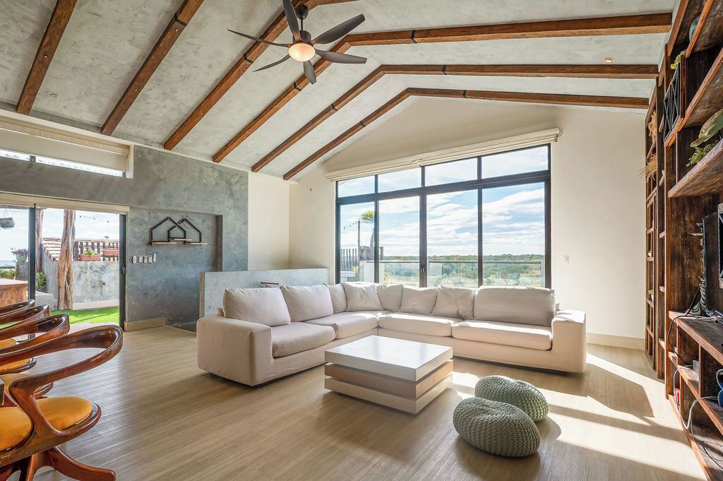 Smart TV, libros, oficina y impresora 