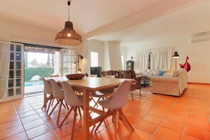 Dining - Welcome to your dream escape in PT-Lisbon, a quiet and green residential area (Corroios)