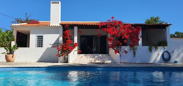 Outdoor pool - Welcome to your dream escape in PT-Lisbon, a quiet and green residential area (Corroios)