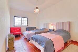 4 عدّة غرف نوم ومكواة/لوح كي وواي فاي وملاءات أسرّة