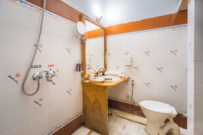 Deluxe szoba kétszemélyes ággyal, erkély | Fürdőszoba | Papucsok