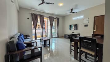 Apartamento Deluxe, balcón, vistas al mar | Zona de estar