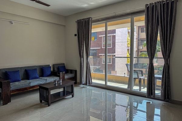 Deluxe Apartment, Balcony, Sea View | Living area | Ping pong