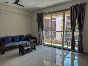 Apartament Deluxe, balcó, vistes al mar | Sala d'estar | Taula de tennis de taula