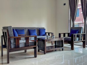 Apartamento luxo, sacada, vista para o mar | Área de estar | Mesa de pingue-pongue