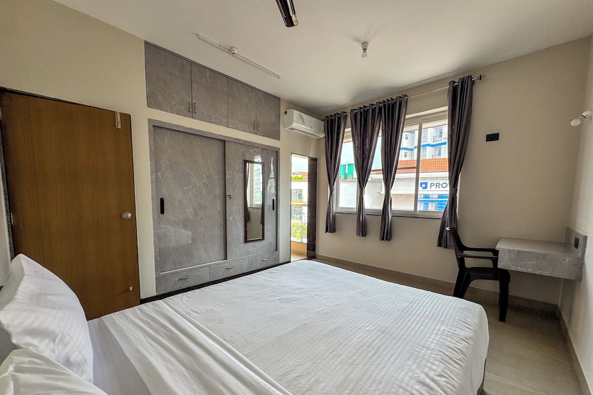 Deluxe Apartment, Balcony, Sea View | Desk, laptop workspace, blackout drapes, soundproofing