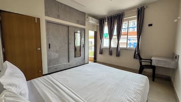 Appartamento Deluxe, balcone, vista mare | Una scrivania, postazione laptop, Wi-Fi gratuito