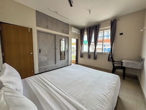 Escritorio, espacio para trabajar con laptop y cortinas blackout