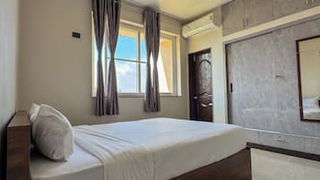 Apartamento luxo, sacada, vista para o mar | Escrivaninha, espaço de trabalho para notebook, cortinas blackout