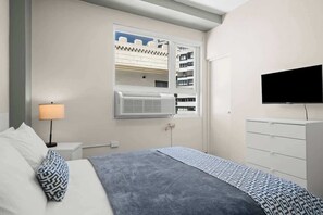 1 habitación, tabla de planchar con plancha y cuna de viaje 