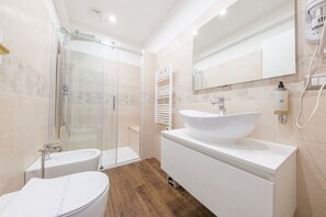 Douche, séchoir à cheveux, serviettes fournies