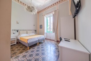 1 bedroom, WiFi, bed sheets - Epoque Room '1921' with Balcony (Messina)
