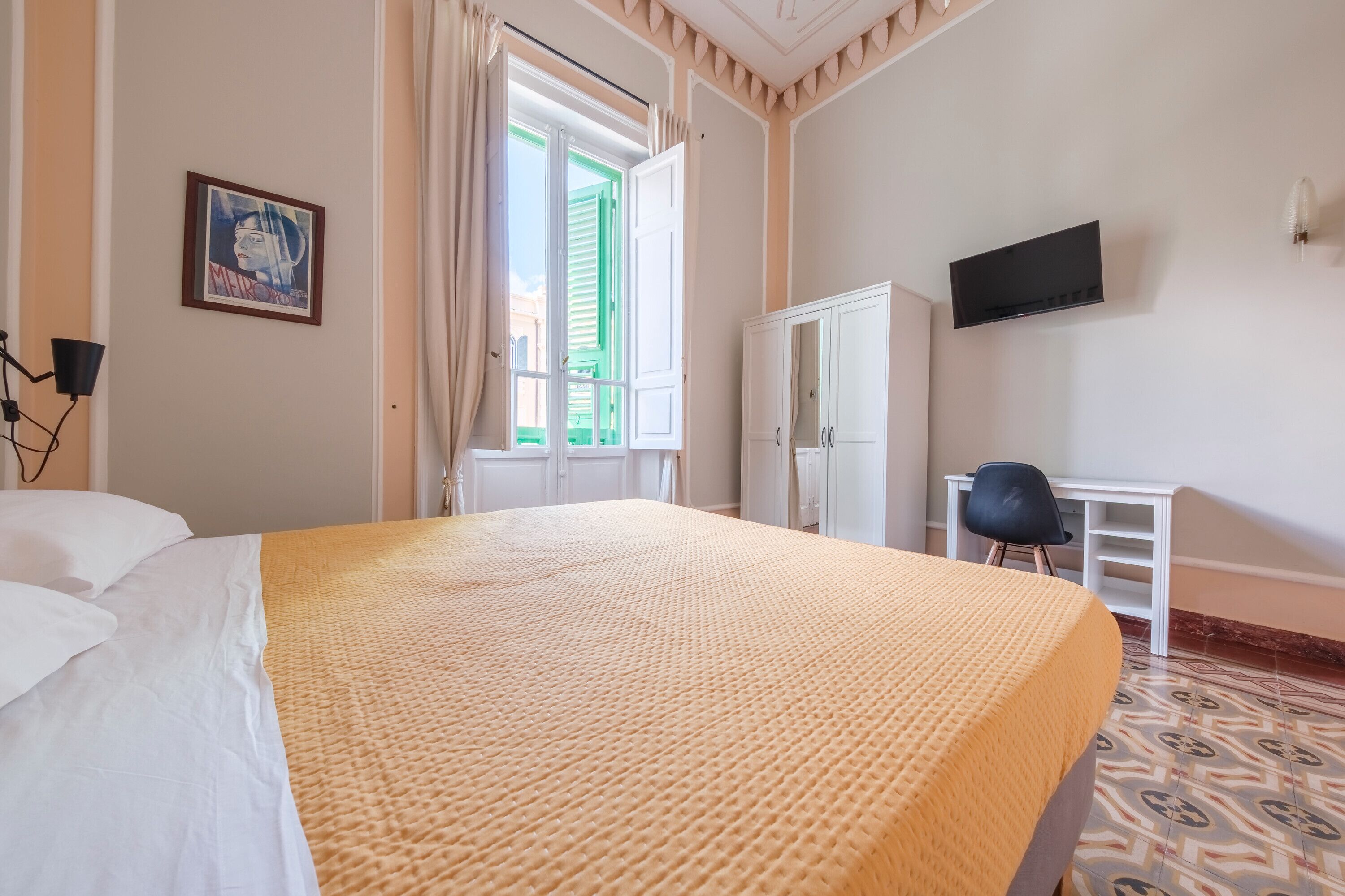 1 camera, Wi-Fi, lenzuola