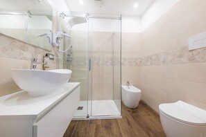 Ducha, secador de pelo, toallas