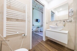 Regadera, secadora de cabello, toallas 