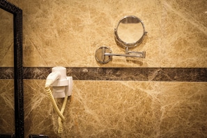 Chambre Standard Double ou avec lits jumeaux, vue ville | Salle de bain | Chaussons