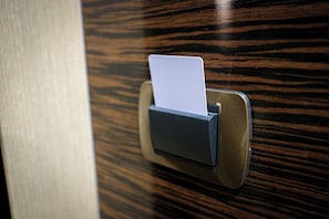 Caja de seguridad en la habitación y cortinas blackout