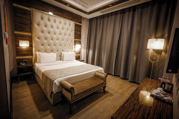 Chambre Standard double ou avec lits jumeaux, vue sur la ville | Coffre-fort, rideaux d’obscurcissement, système d’insonorisation