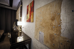 Caja de seguridad en la habitación, cortinas blackout y insonorización