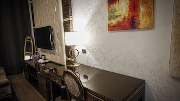 Standardværelse med dobbeltseng eller 2 enkeltsenge - byudsigt | Pengeskab på værelset, mørklægningsgardiner, lydisolering