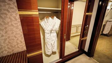 Phòng đôi hoặc 2 giường đơn Tiêu chuẩn, quang cảnh thành phố | Phòng tắm | Dép đi trong nhà