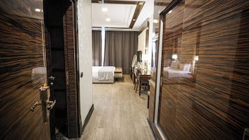 Standardværelse med dobbeltseng eller 2 enkeltsenge - byudsigt | Pengeskab på værelset, mørklægningsgardiner, lydisolering