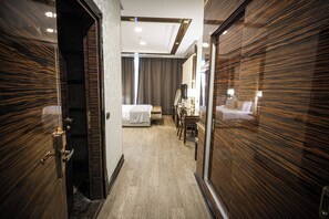 Standard-Doppel- oder -Zweibettzimmer, Stadtblick | Zimmersafe, Verdunkelungsvorhänge, schallisolierte Zimmer