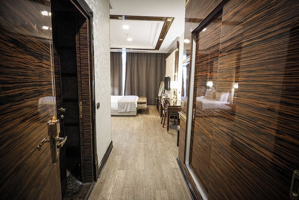 Habitación estándar con 1 cama matrimonial o 2 individuales, vista a la ciudad | Caja de seguridad en la habitación, cortinas blackout y insonorización