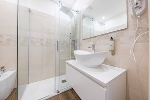 Shower, hair dryer, towels - Period Room '1923' with Balcony, Wi-Fi and Air Conditioning (Messina)