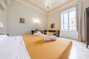 1 bedroom, WiFi, bed sheets - Period Room '1924' with Balcony, Wi-Fi and Air Conditioning (Messina)