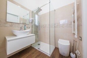 Shower, hair dryer, towels - Period Room '1924' with Balcony, Wi-Fi and Air Conditioning (Messina)