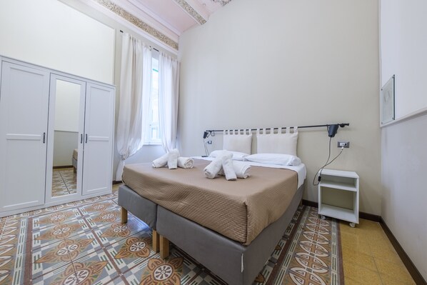 1 bedroom, WiFi, bed sheets - Period Room '1925' with Wi-Fi and Air Conditioning (Messina)