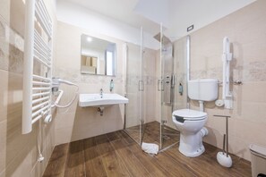 Shower, hair dryer, towels - Period Room '1925' with Wi-Fi and Air Conditioning (Messina)