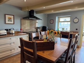 Cottage | Private kitchen | Fridge, dishwasher, toaster, cookware/dishes/utensils - Stone & Fleece Cottage (Holmfirth)