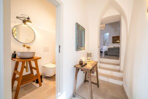 Douche, sèche-cheveux, bidet, serviettes fournies