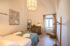 2 chambres, bureau, fer et planche à repasser, lit parapluie