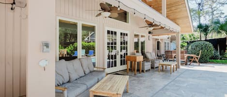 屋外ダイニングエリア