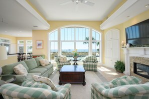 Téléviseur connecté, table de baby-foot, table de ping-pong