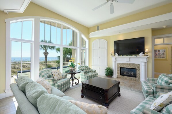 Téléviseur connecté, foyer, table de baby-foot, table de ping-pong