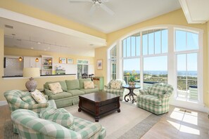 Téléviseur connecté, table de baby-foot, table de ping-pong