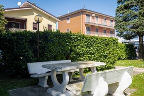 Outdoor dining - Casa Ariosto - Humanitas | Forum Assago (Rozzano)