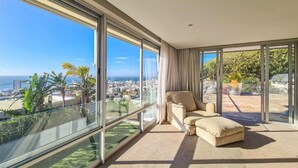A spacious balcony with a clear view of the city and ocean. - Villa Disdant , Fresnaye , Cape Town (Cape Town)