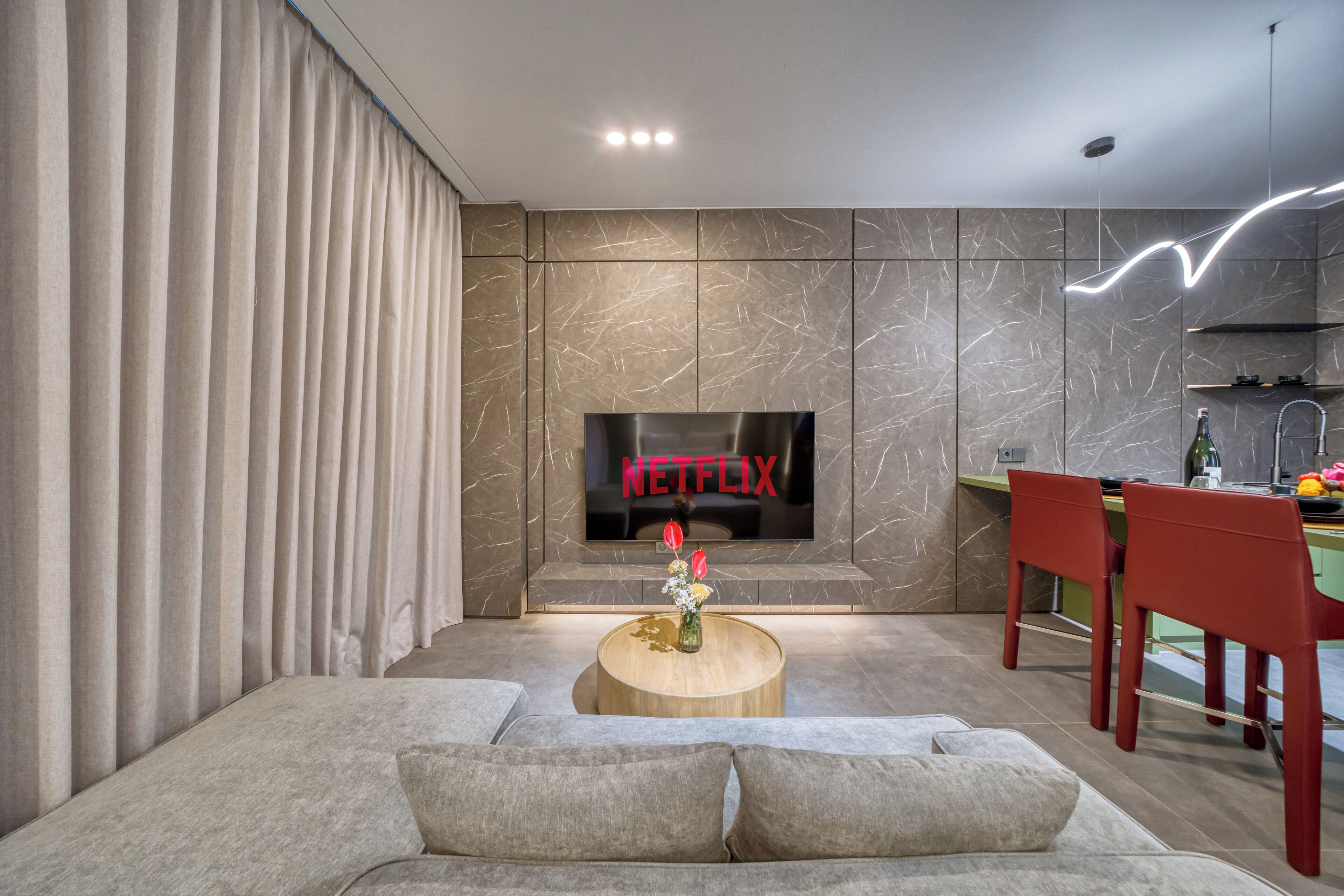 Kamar Deluks, balkon, pemandangan kota | Area keluarga | Televisi layar datar 55-cm dengan saluran TV digital