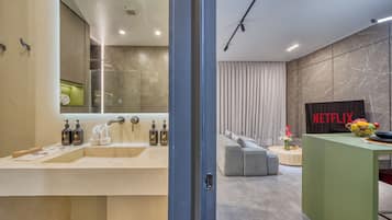 Minibar, desk, free WiFi